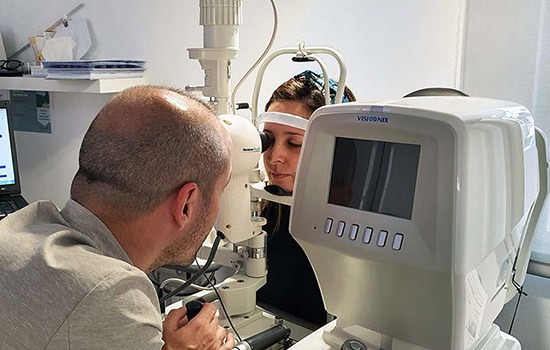 Exploración del ojo con Biomicroscopio o lámpara de hendidura en Petrer y Elda
